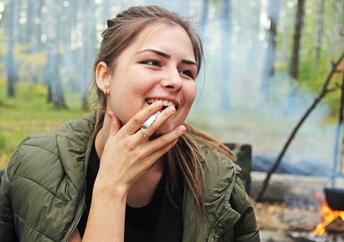 What are the differences and advantages of e-cigarettes compared to traditional cigarettes?