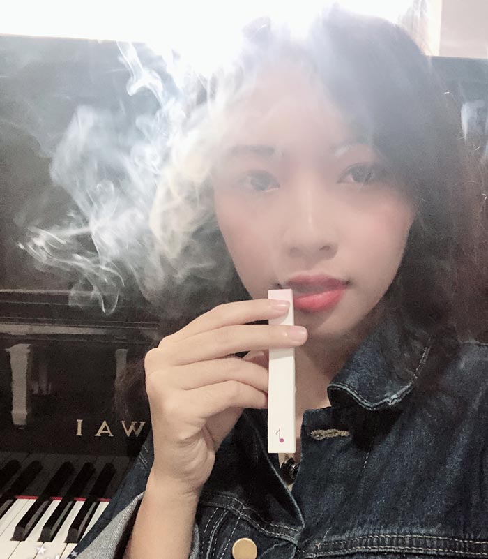 What are the differences and advantages of e-cigarettes compared to traditional cigarettes?