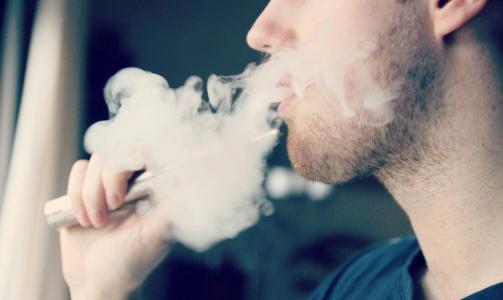 How should beginners use temperature control on e-cigarettes?