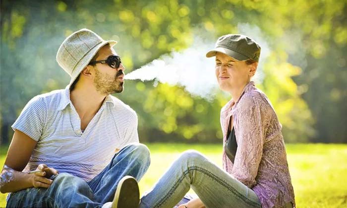 Do e-cigarettes have secondhand smoke harm? Are they addictive?