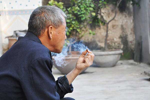 Are e-cigarettes harmful to the human body? Can they help older adults quit smoking?